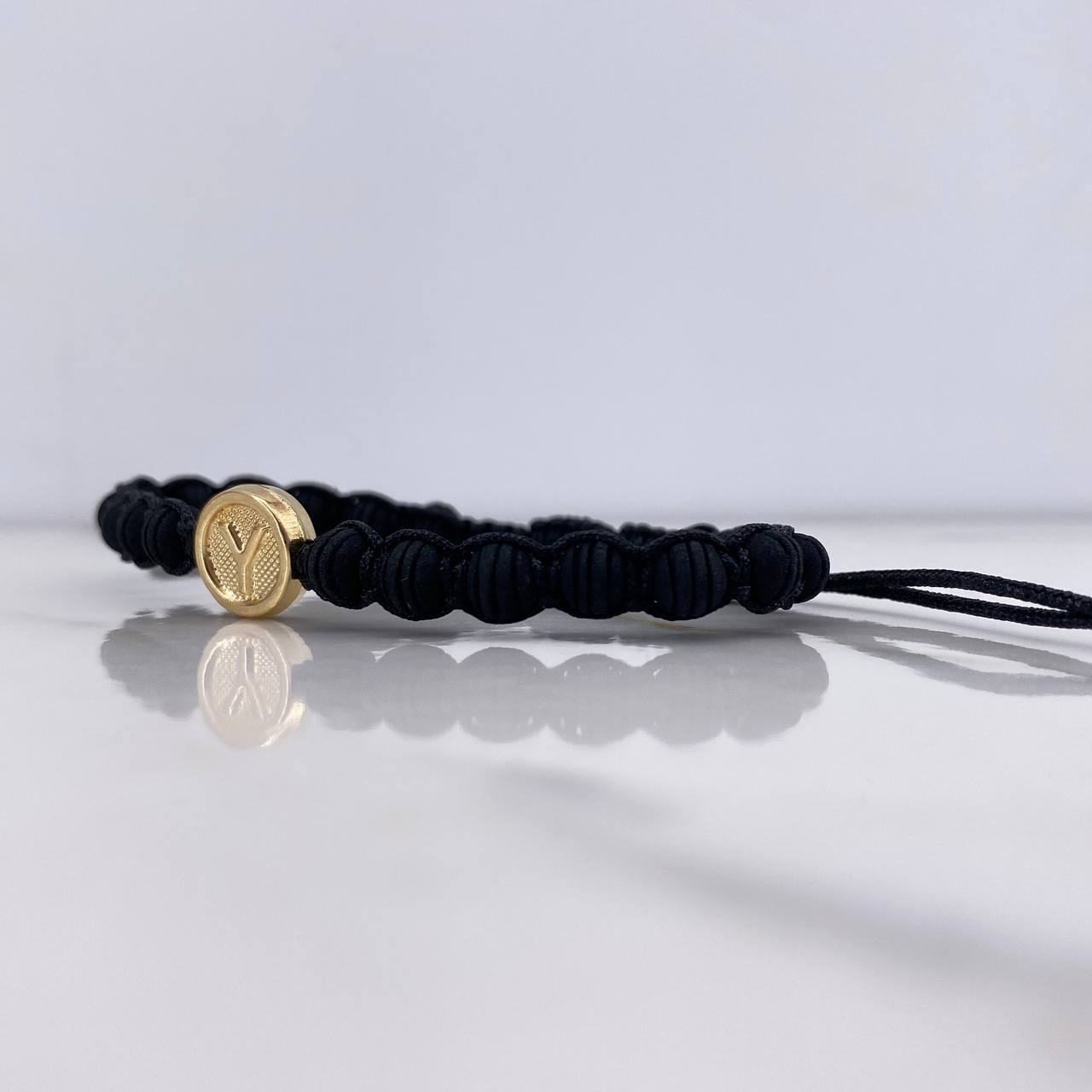 Pulsera Negra Herraje Letra Y 0.55gr / 1cm / 5mm Tambor Neoprenos Negros Oro Amarillo $