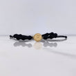 Pulsera Negra Herraje Letra F 0.55gr / 1.5cm / 5mm Troquelado Neoprenos Negros Oro Amarillo $