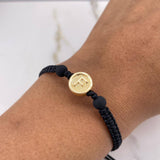 Pulsera Negra Herraje Letra F 0.55gr / 1cm / 5mm Tambor Neoprenos Negros Oro Amarillo $