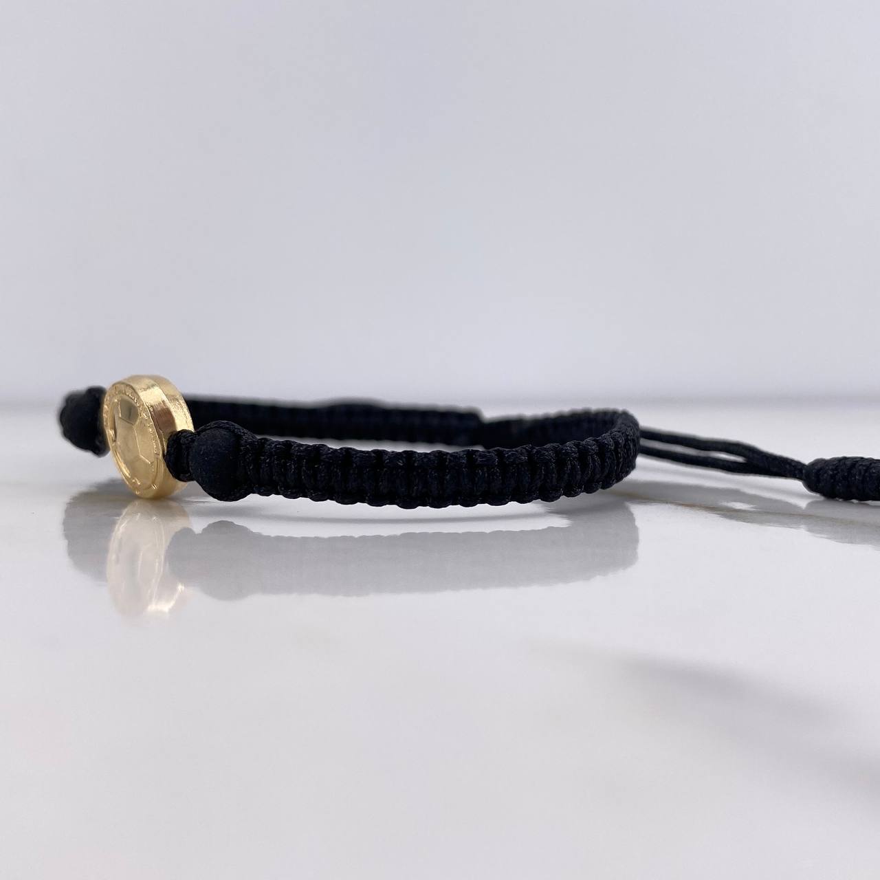 Pulsera Negra Herraje Balon Futbol 0.55gr / 1cm / 5mm Tambor Neoprenos Negros Oro Amarillo $