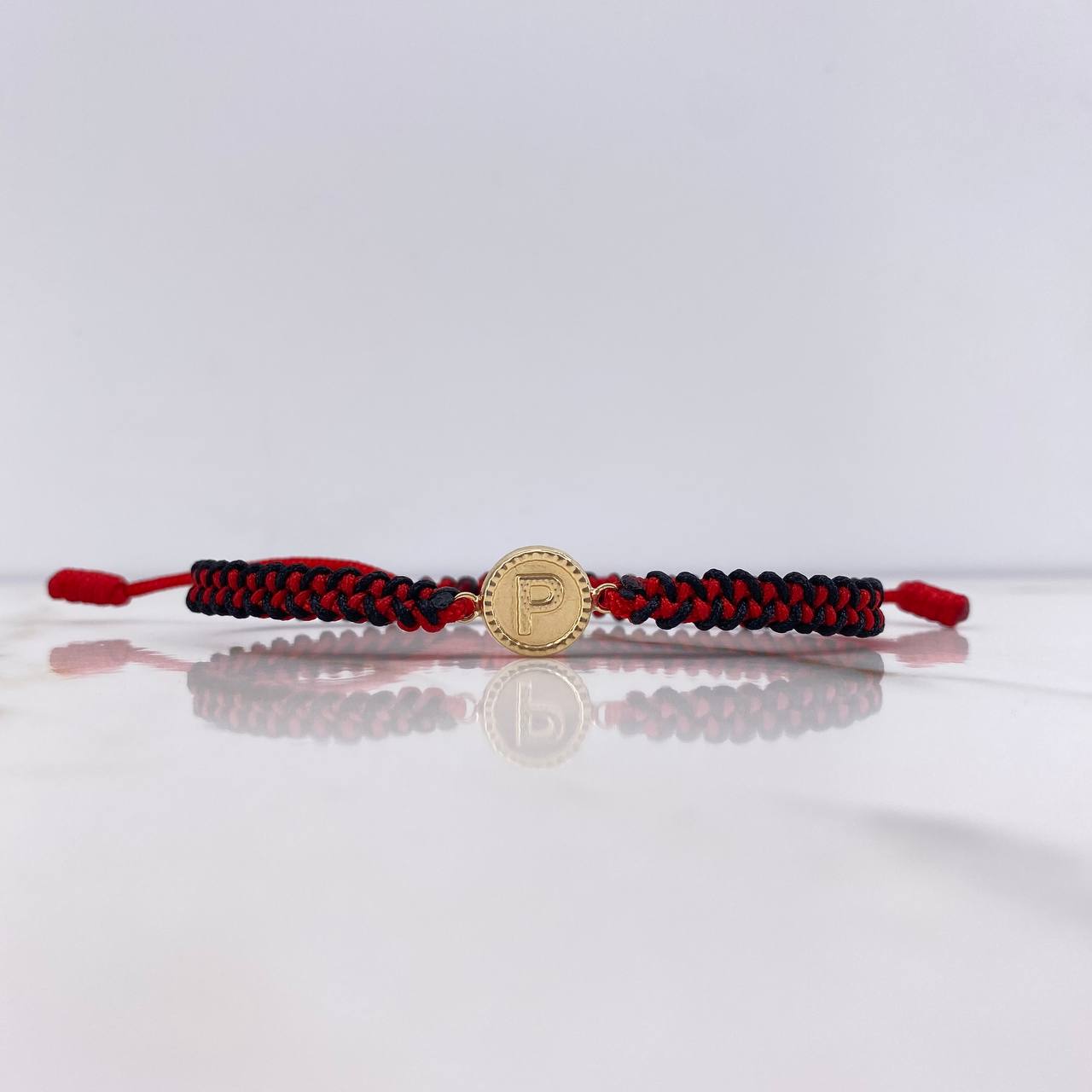 Pulsera Roja Negro Herraje Letra P 0.55gr / 1.5cm / Troquelado Oro Amarillo $