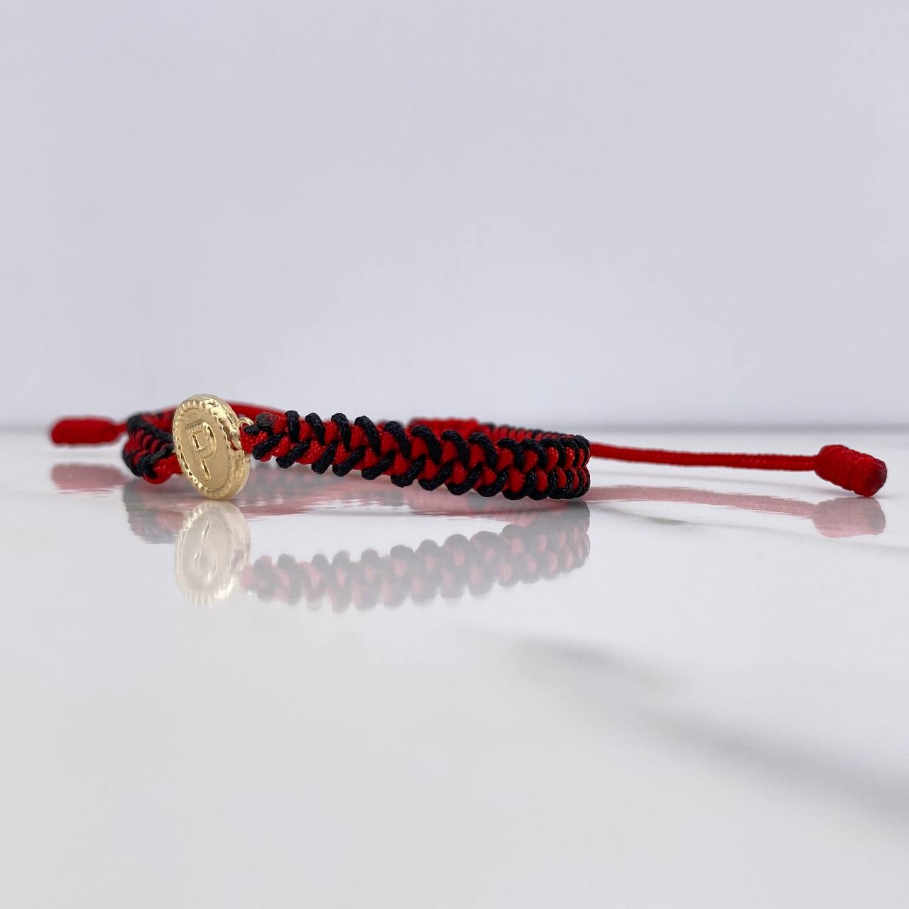 Pulsera Roja Negro Herraje Letra P 0.55gr / 1.5cm / Troquelado Oro Amarillo $