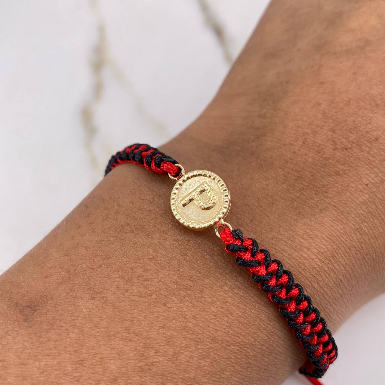 Pulsera Roja Negro Herraje Letra P 0.55gr / 1.5cm / Troquelado Oro Amarillo $