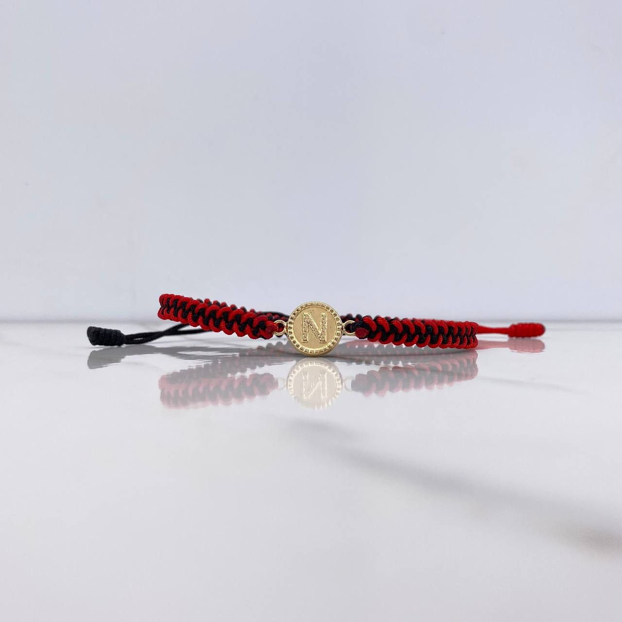 Pulsera Roja Negro Herraje Letra N 0.55gr / 1.5cm / Troquelado Oro Amarillo $