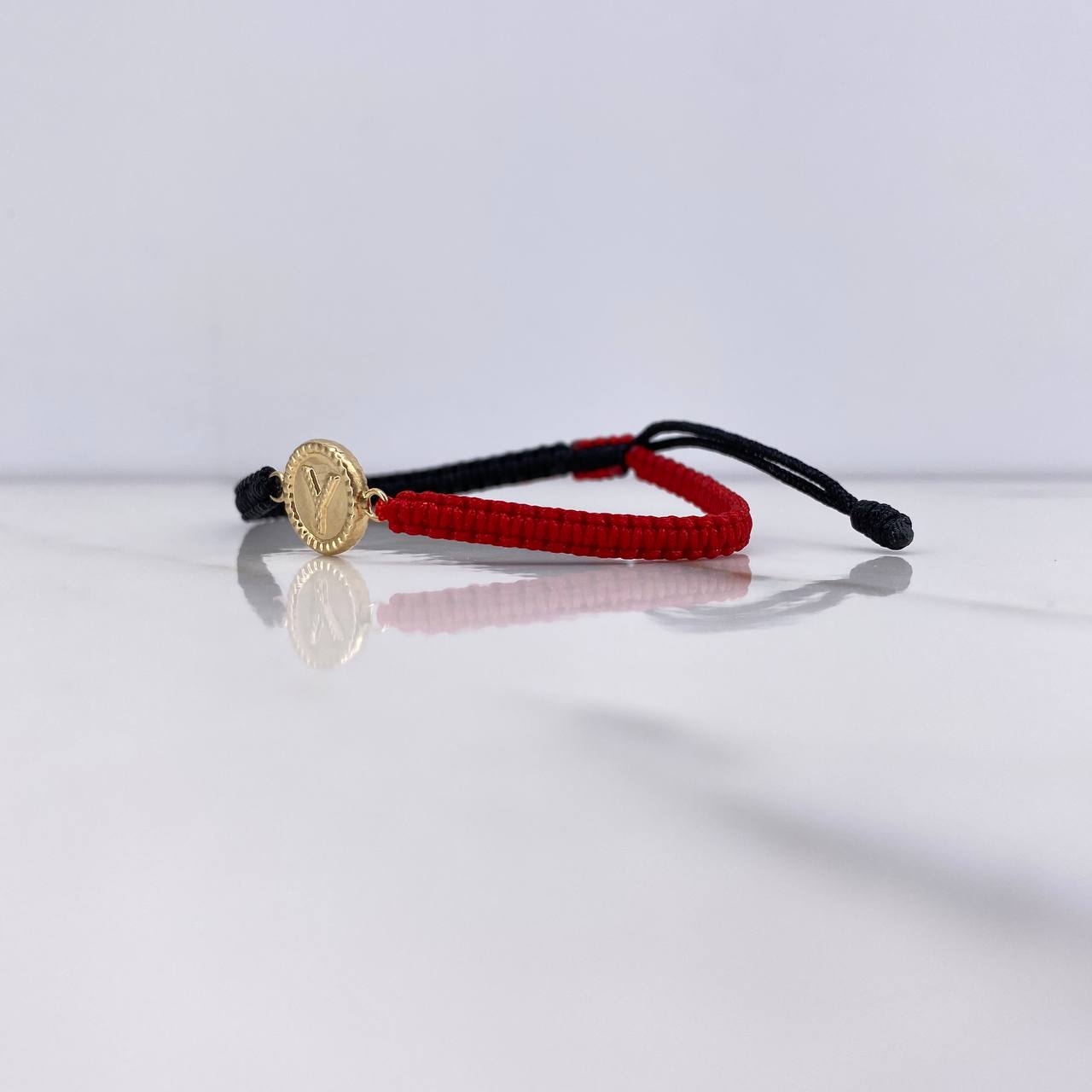 Pulsera Roja Negros Herraje Letra Y 0.55gr / 1.5cm / Troquelado Oro Amarillo $