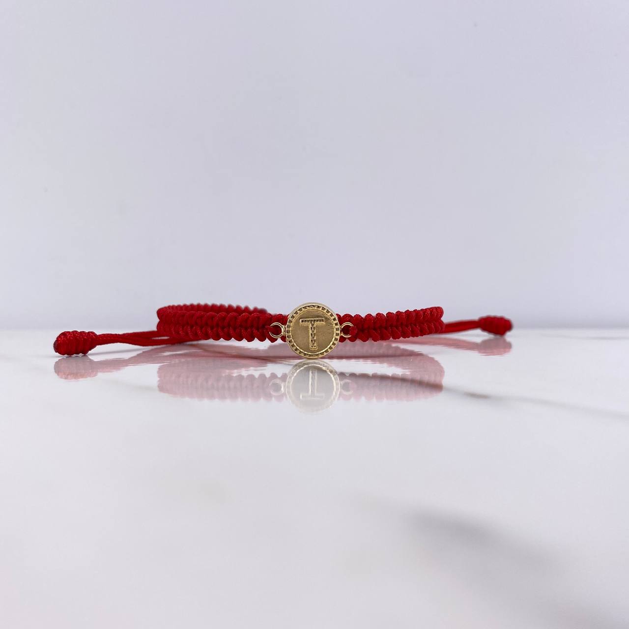 Pulsera Roja Herraje Letra T 0.55gr / 1.5cm / Troquelado Oro Amarillo $