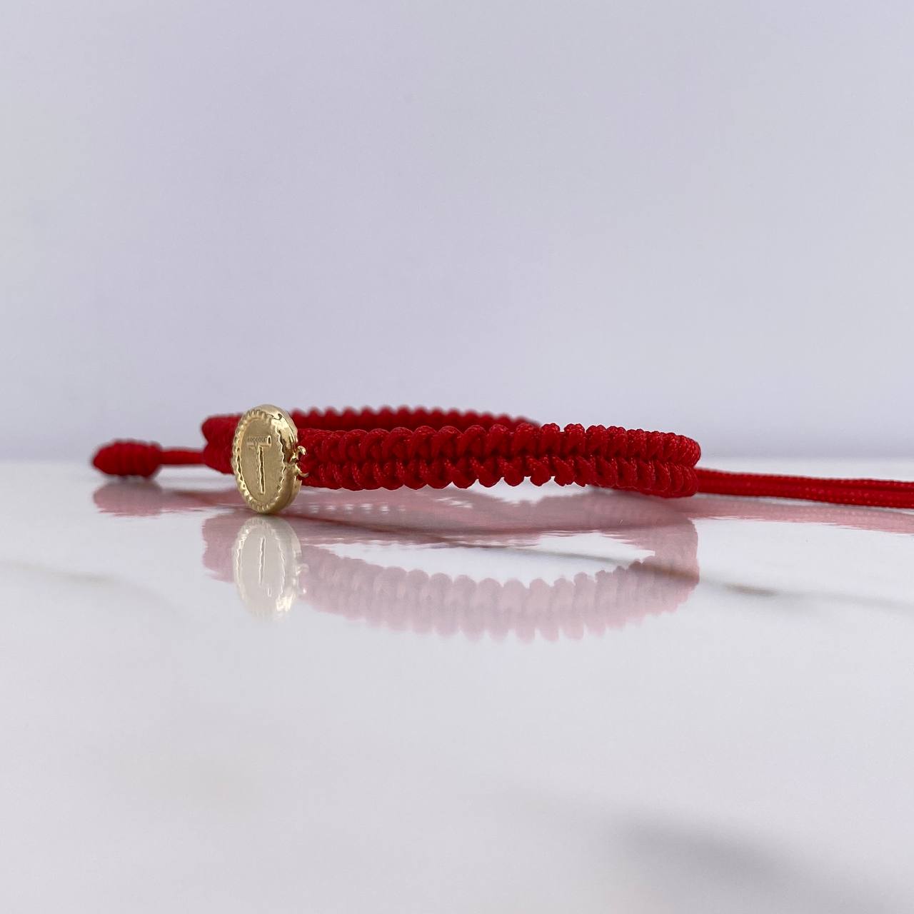 Pulsera Roja Herraje Letra T 0.55gr / 1.5cm / Troquelado Oro Amarillo $