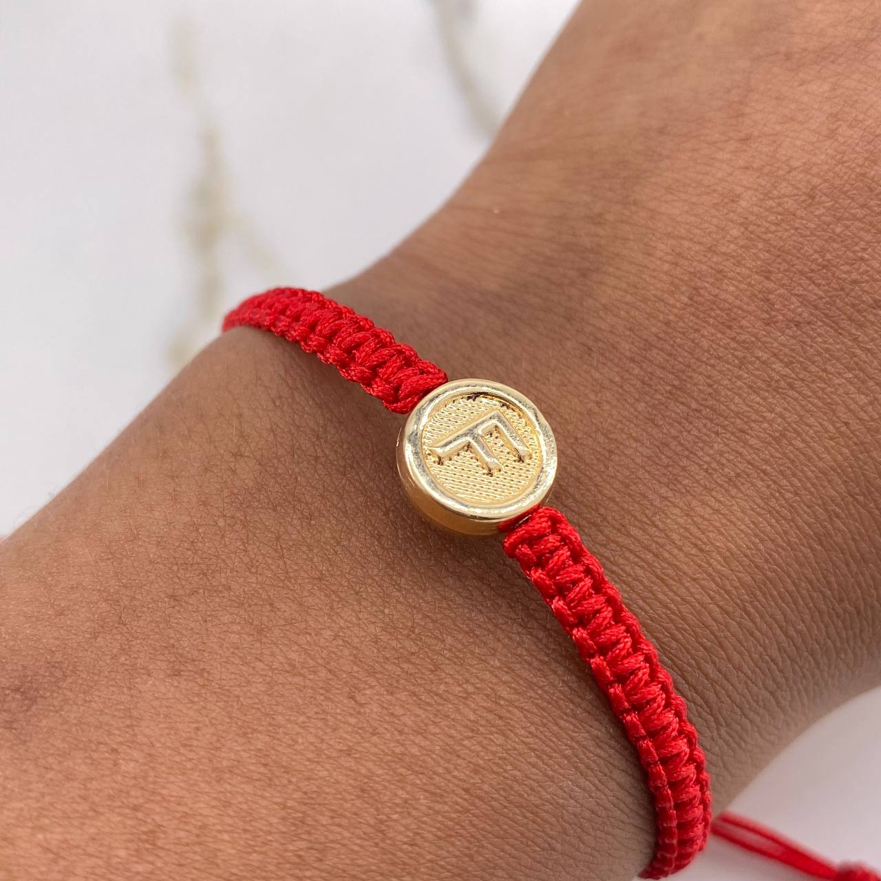 Pulsera Roja Herraje Letra F 0.55gr / 1cm / Tambor Oro Amarillo $