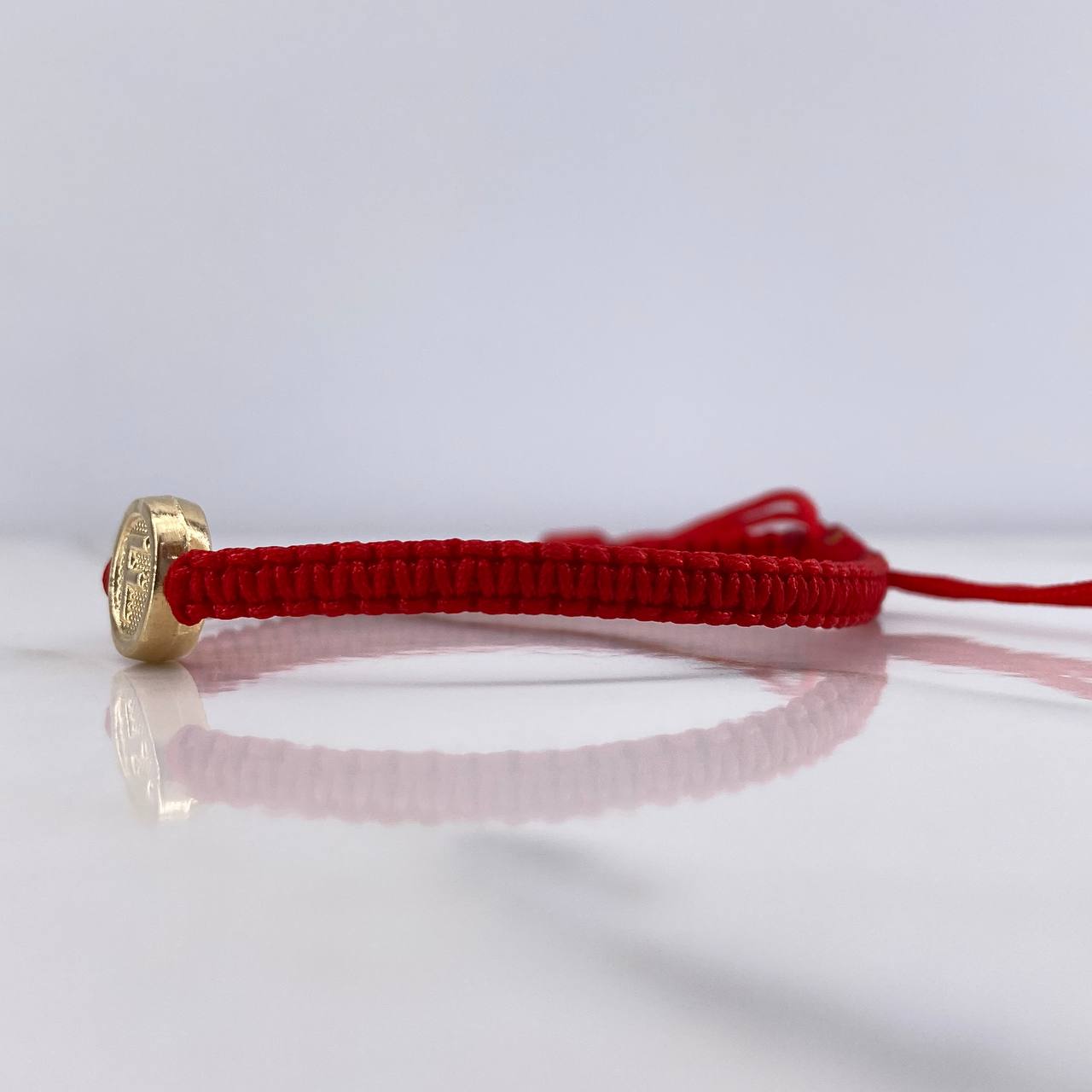 Pulsera Roja Herraje Letra F 0.55gr / 1cm / Tambor Oro Amarillo $