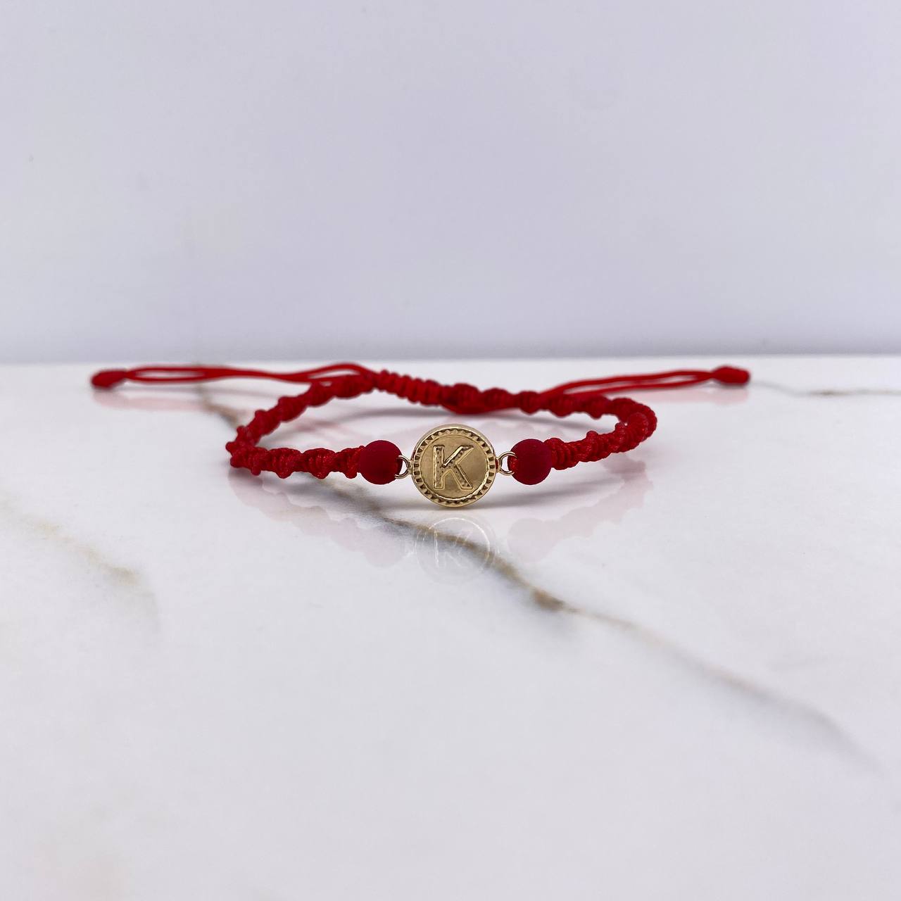 Pulsera Roja Herraje Letra K 0.55gr / 1.5cm / 5mm Troquelado Bolas Neoprenos Rojo Oro Amarillo $