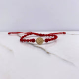 Pulsera Roja Herraje Letra K 0.55gr / 1.5cm / 5mm Troquelado Bolas Neoprenos Rojo Oro Amarillo $