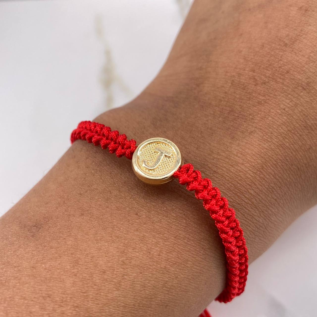 Pulsera Roja Herraje Letra J 0.55gr / 1cm / Tambor Oro Amarillo $