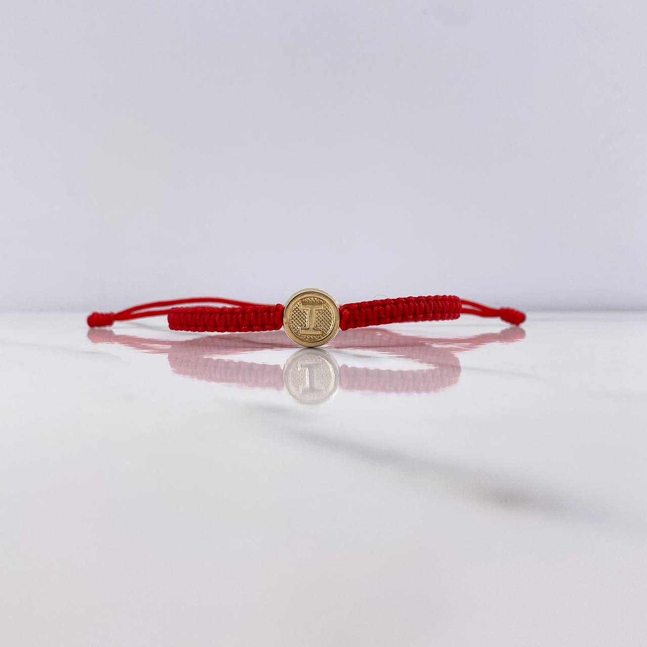 Pulsera Roja Herraje Letra I 0.55gr / 1cm / Tambor Oro Amarillo $