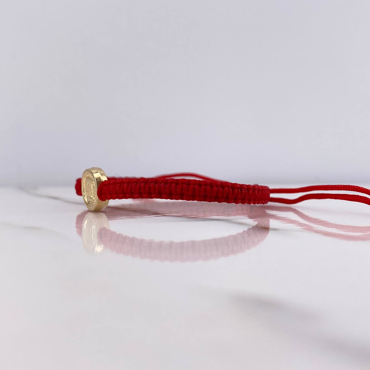 Pulsera Roja Herraje Letra I 0.55gr / 1cm / Tambor Oro Amarillo $