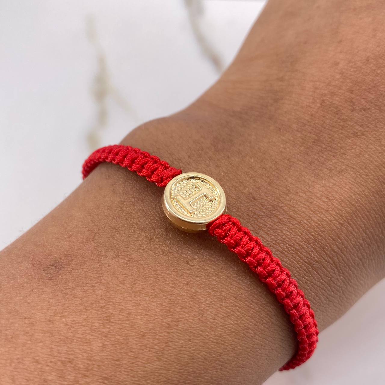 Pulsera Roja Herraje Letra I 0.55gr / 1cm / Tambor Oro Amarillo $