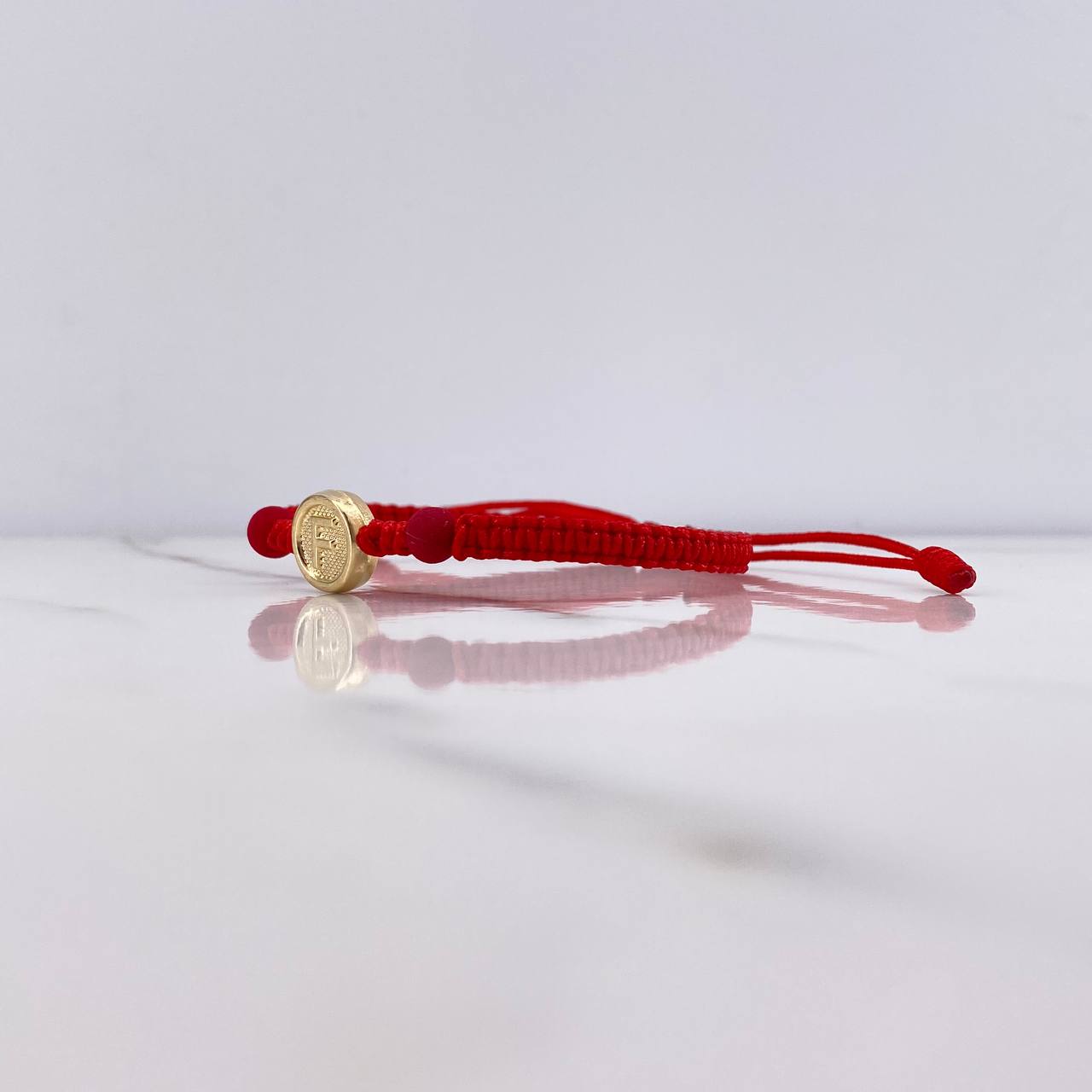 Pulsera Roja Herraje Letra F 0.55gr / 1cm / 5mm Tambor Bolas Neoprenos Rojo Oro Amarillo $