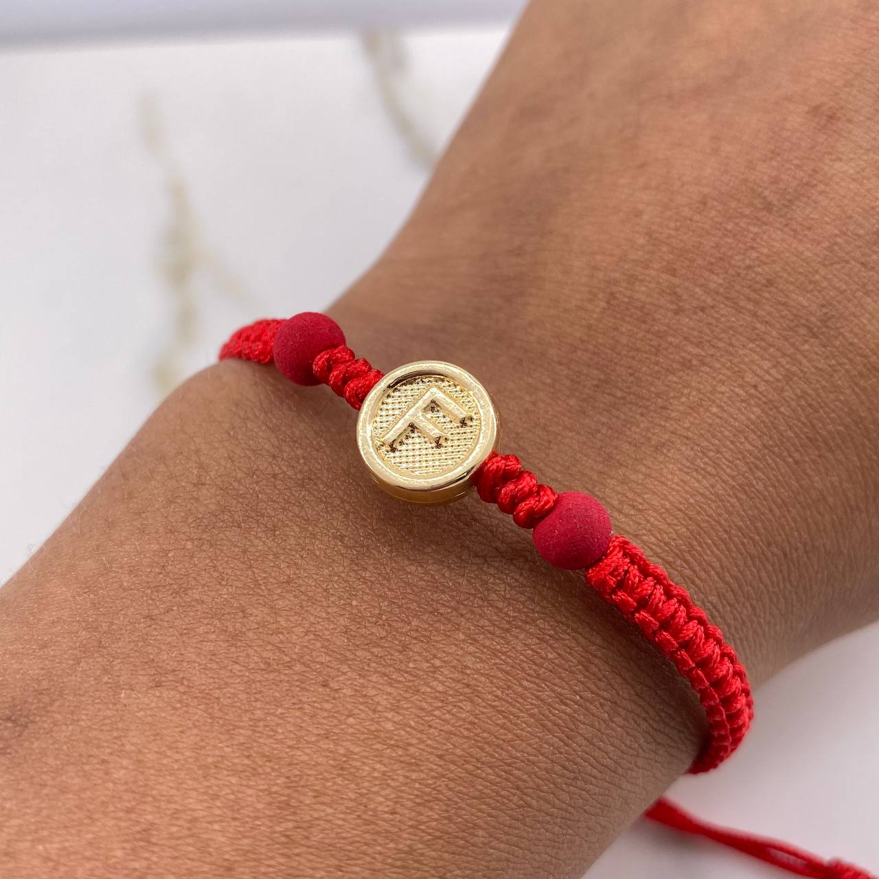 Pulsera Roja Herraje Letra F 0.55gr / 1cm / 5mm Tambor Bolas Neoprenos Rojo Oro Amarillo $