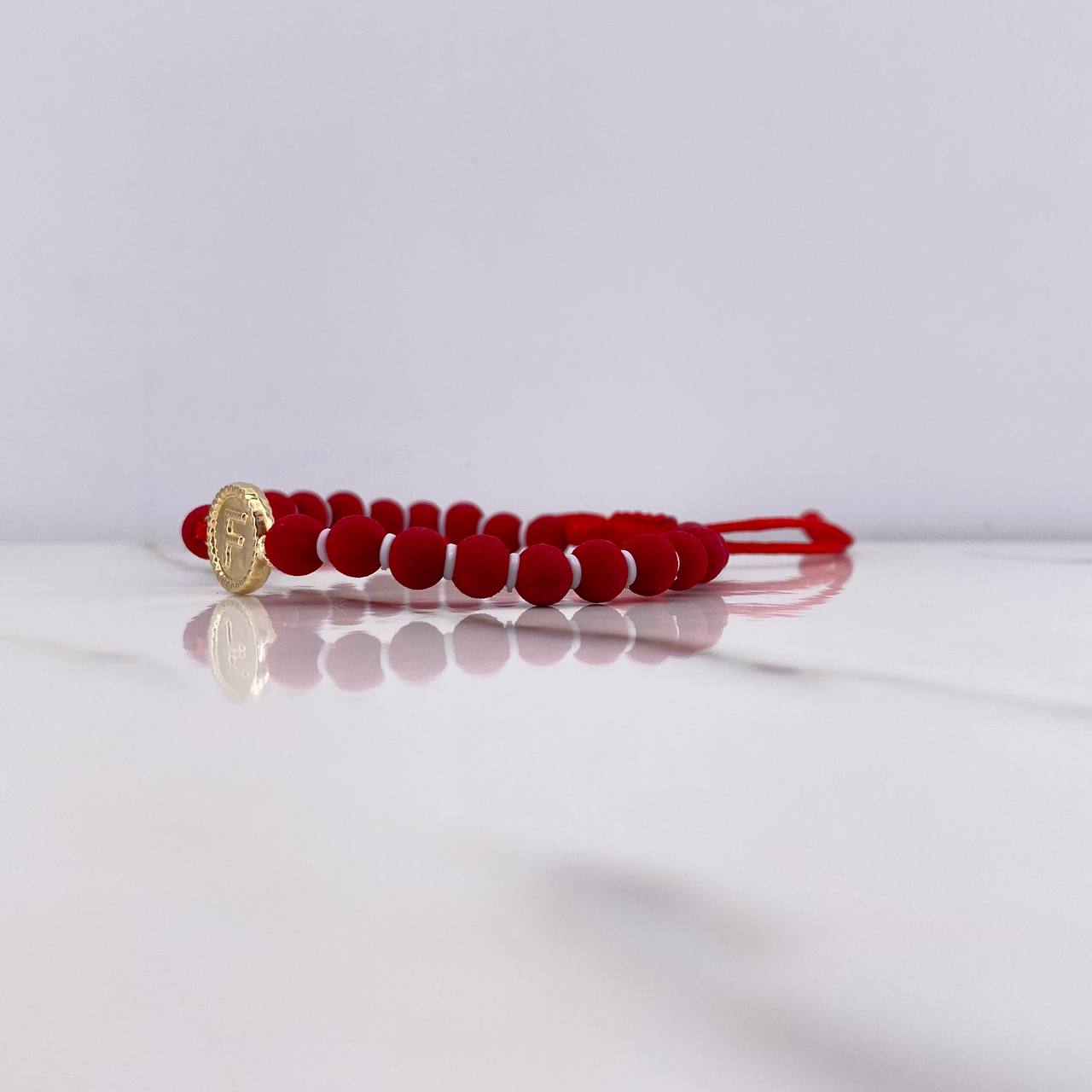 Pulsera Roja Herraje Letra F 0.55gr / 1.5cm / 5mm Troquelado Bolas Neoprenos Rojo Oro Amarillo $