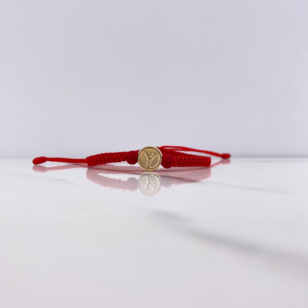 Pulsera Roja Herraje Letra Y 0.55gr / 1cm / 5mm Tambor Bolas Neoprenos Rojo Oro Amarillo $