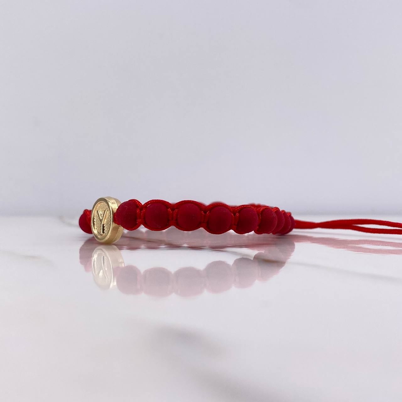 Pulsera Roja Herraje Letra Y 0.55gr / 1cm / 5mm Tambor Bolas Neoprenos Rojo Oro Amarillo $