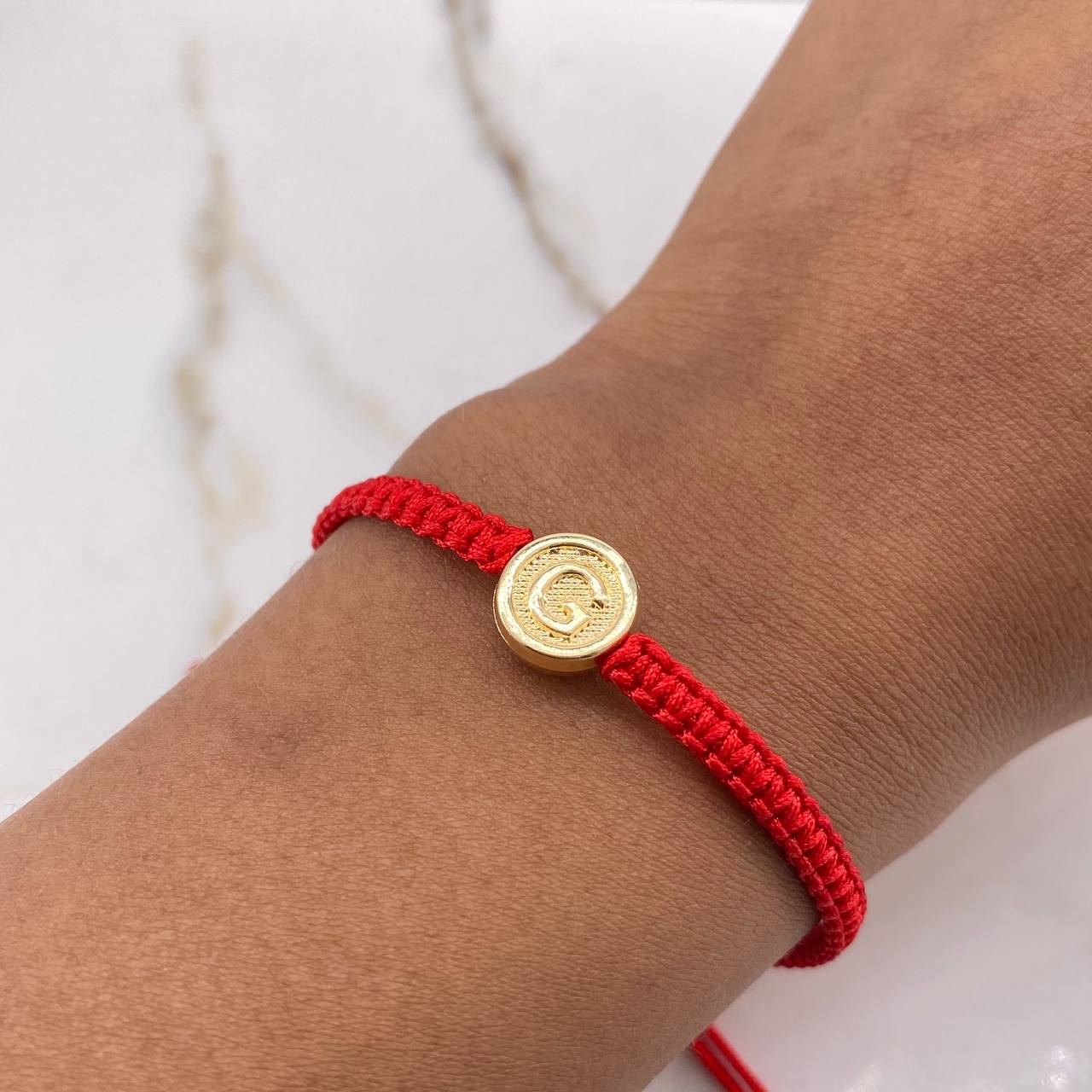 Pulsera Roja Herraje Letra G 0.55gr / 1cm / Tambor Oro Amarillo $