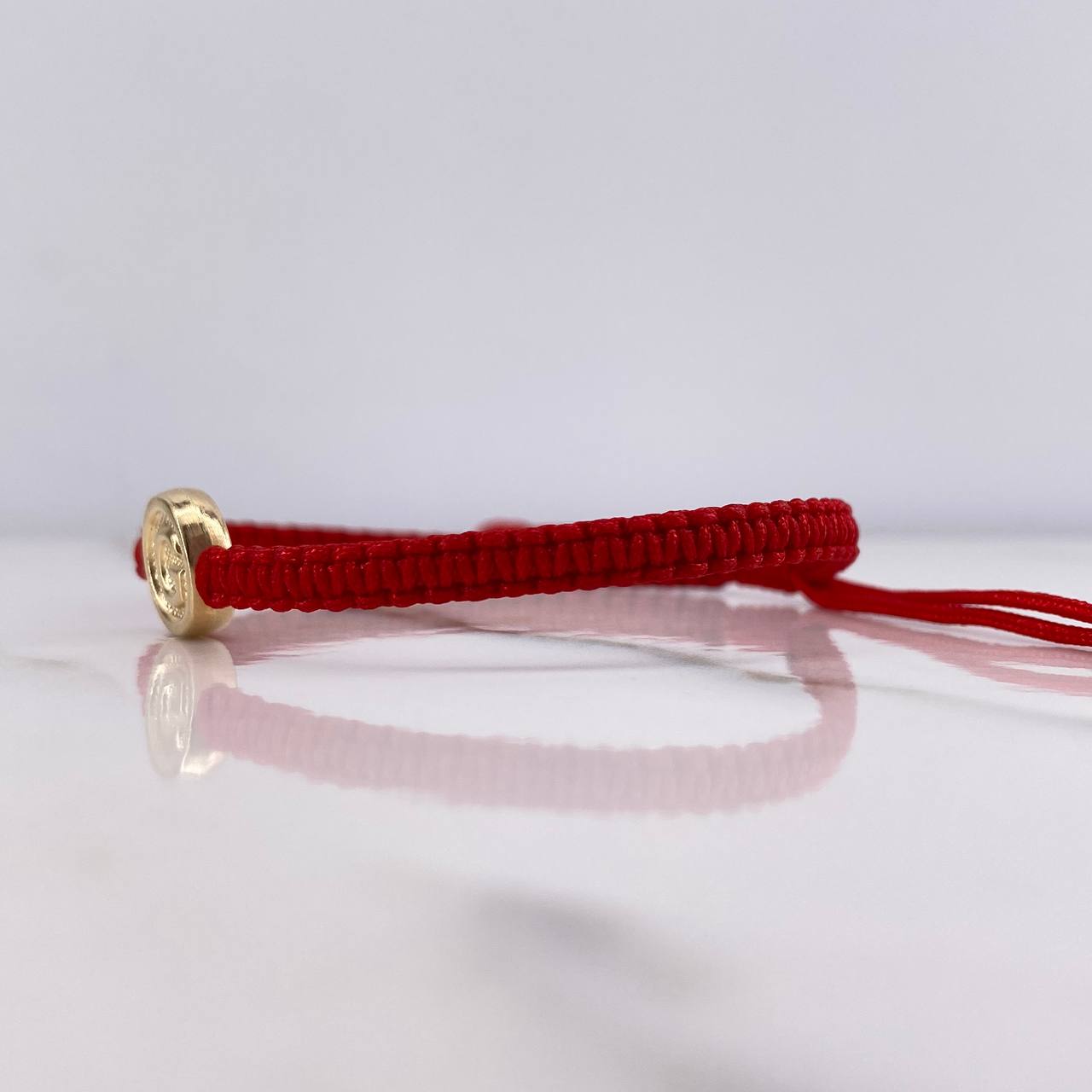 Pulsera Roja Herraje Letra G 0.55gr / 1cm / Tambor Oro Amarillo $