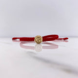 Pulsera Roja Herraje Letra G 0.55gr / 1cm / Tambor Oro Amarillo $