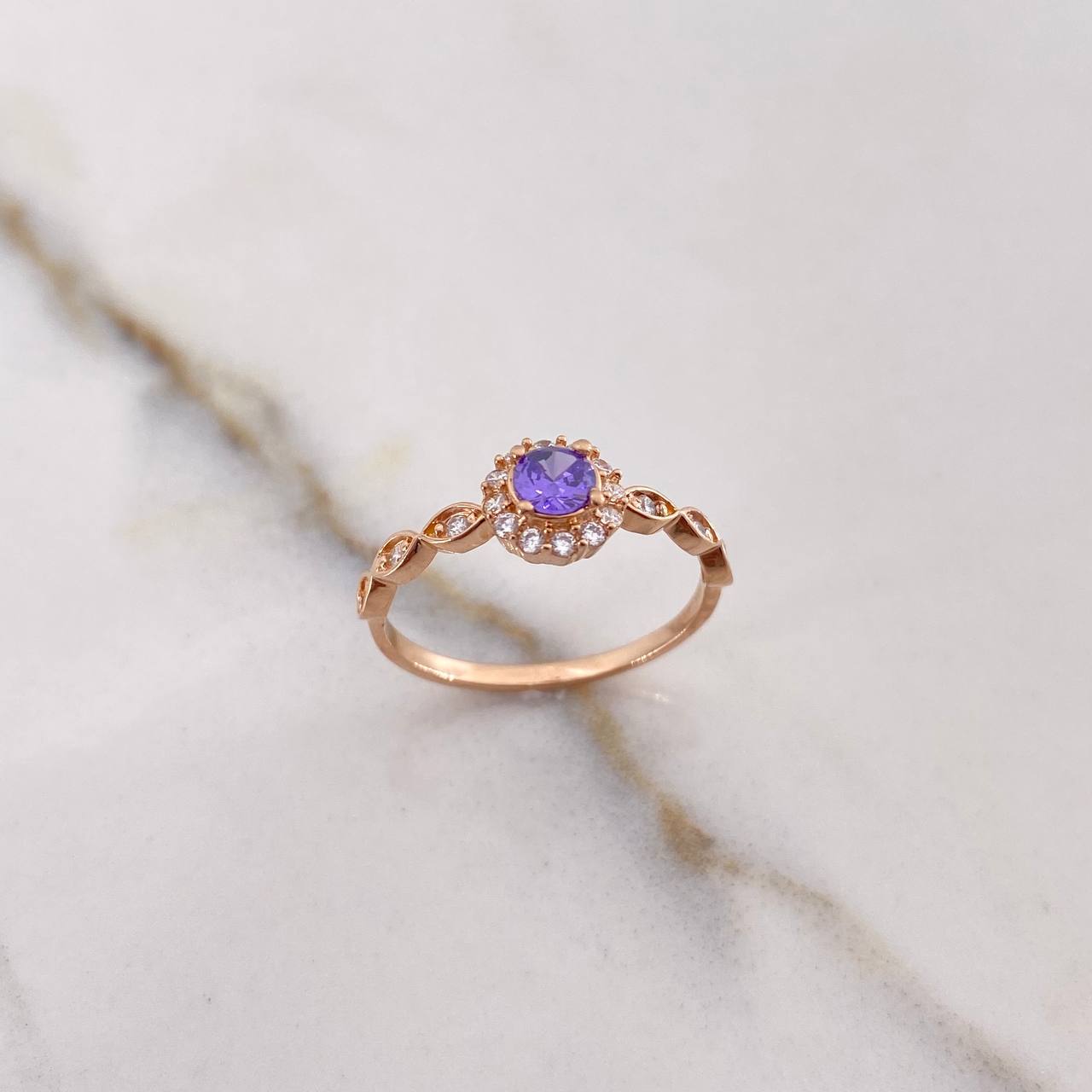 Anillo Solitario Halo 1.8gr / T6 1/2 / Circular Circones Morado Blancos Oro Rosa $