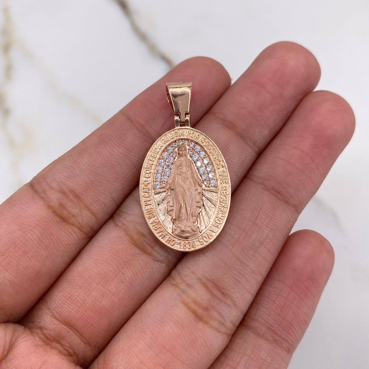 Dije Virgen Milagrosa 3.9gr / 3cm / Circones Blancos Oro Rosa $