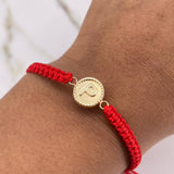 Pulsera Roja Herraje Letra P 0.55gr / 1.5cm / Troquelado Oro Amarillo $