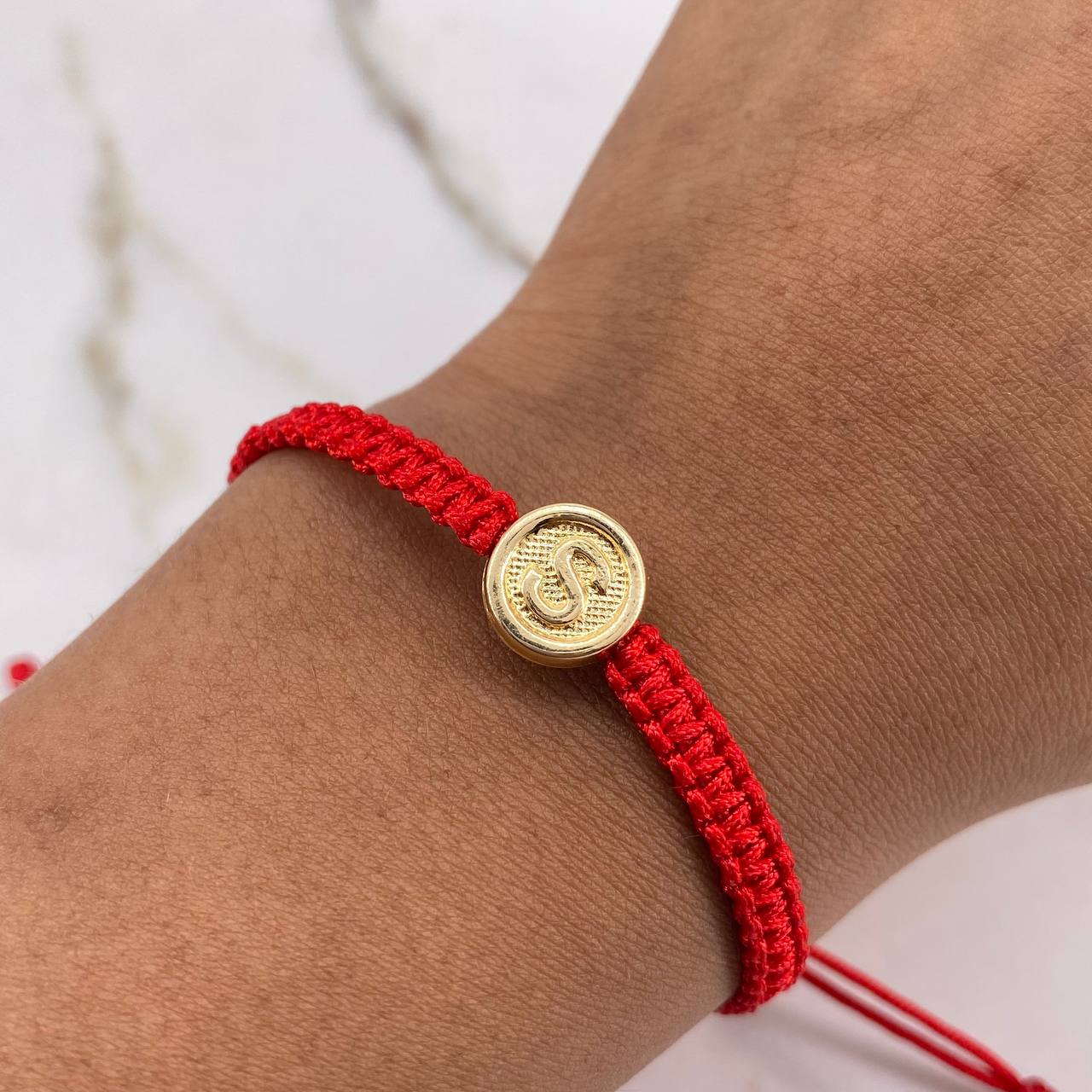 Pulsera Roja Herraje Letra S 0.55gr / 1cm / Tambor Oro Amarillo $