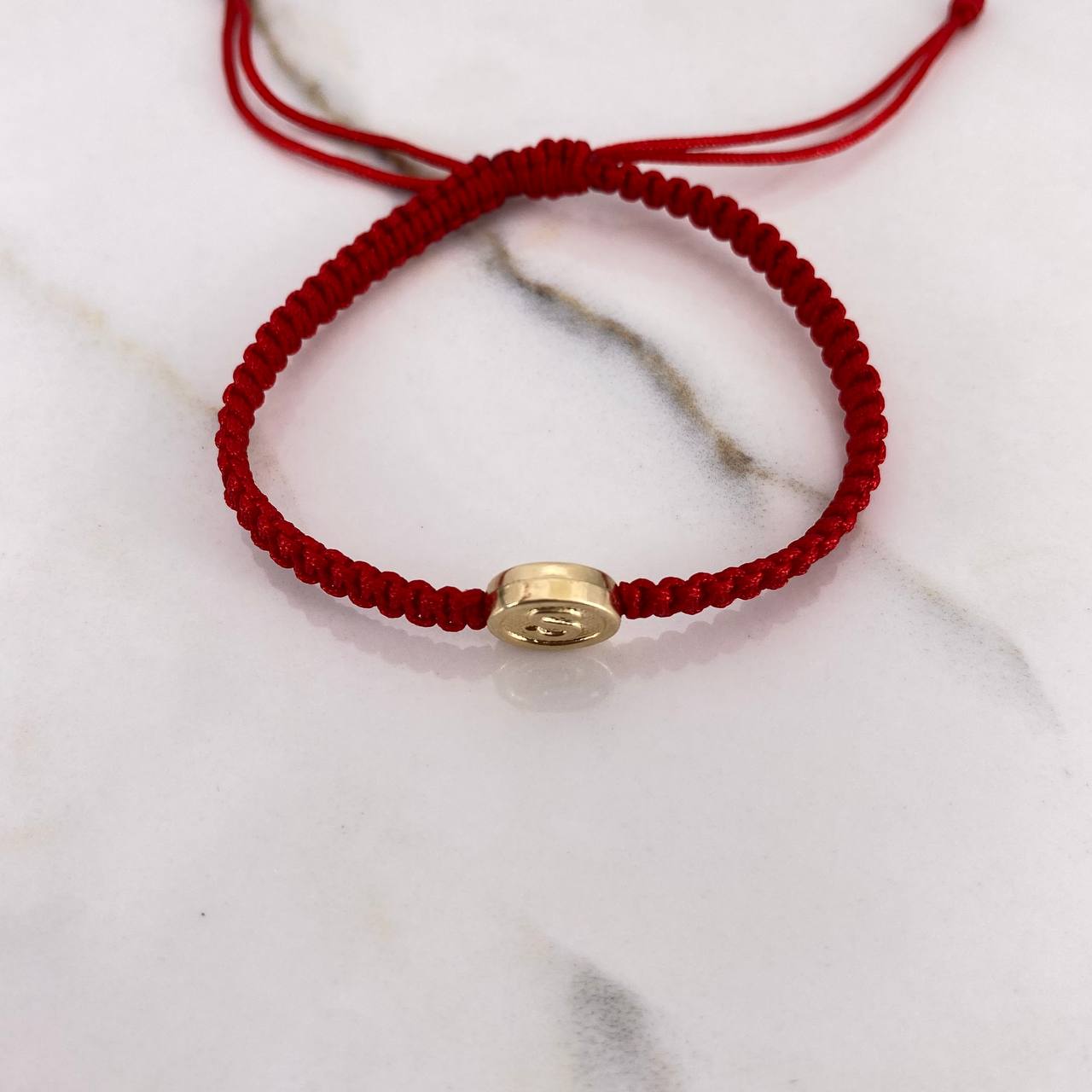 Pulsera Roja Herraje Letra S 0.55gr / 1cm / Tambor Oro Amarillo $