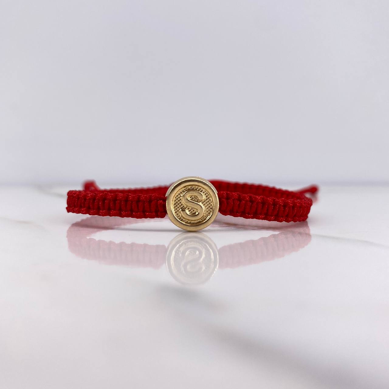 Pulsera Roja Herraje Letra S 0.55gr / 1cm / Tambor Oro Amarillo $