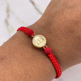 Pulsera Roja Herraje Letra E 0.55gr / 1.5cm / 5mm Troquelado Bolas Neoprenos Rojas Oro Amarillo $