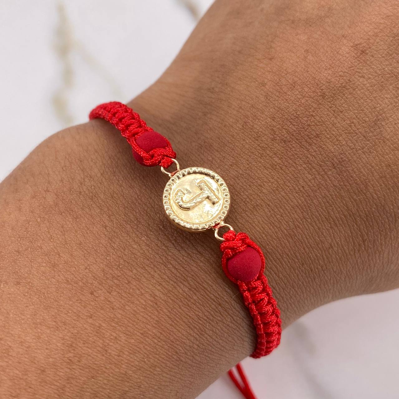 Pulsera Roja Herraje Letra J 0.55gr / 1.5cm / 5mm Troquelado Bolas Neoprenos Rojas Oro Amarillo $