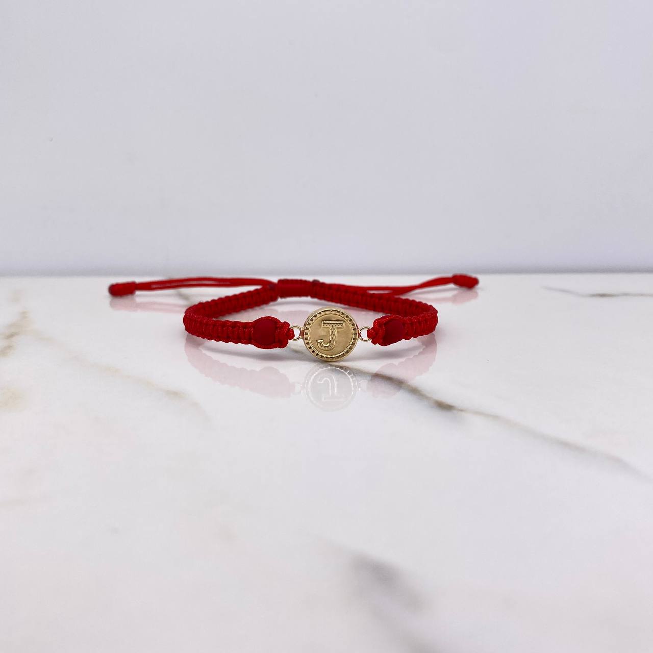 Pulsera Roja Herraje Letra J 0.55gr / 1.5cm / 5mm Troquelado Bolas Neoprenos Rojas Oro Amarillo $