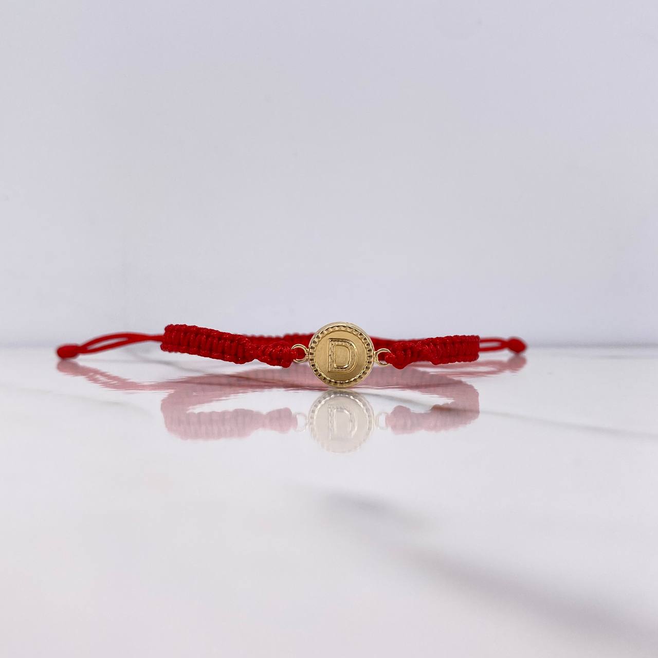 Pulsera Roja Herraje Letra D 0.55gr / 1.5cm / Troquelado Oro Amarillo $