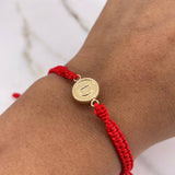 Pulsera Roja Herraje Letra D 0.55gr / 1.5cm / Troquelado Oro Amarillo $