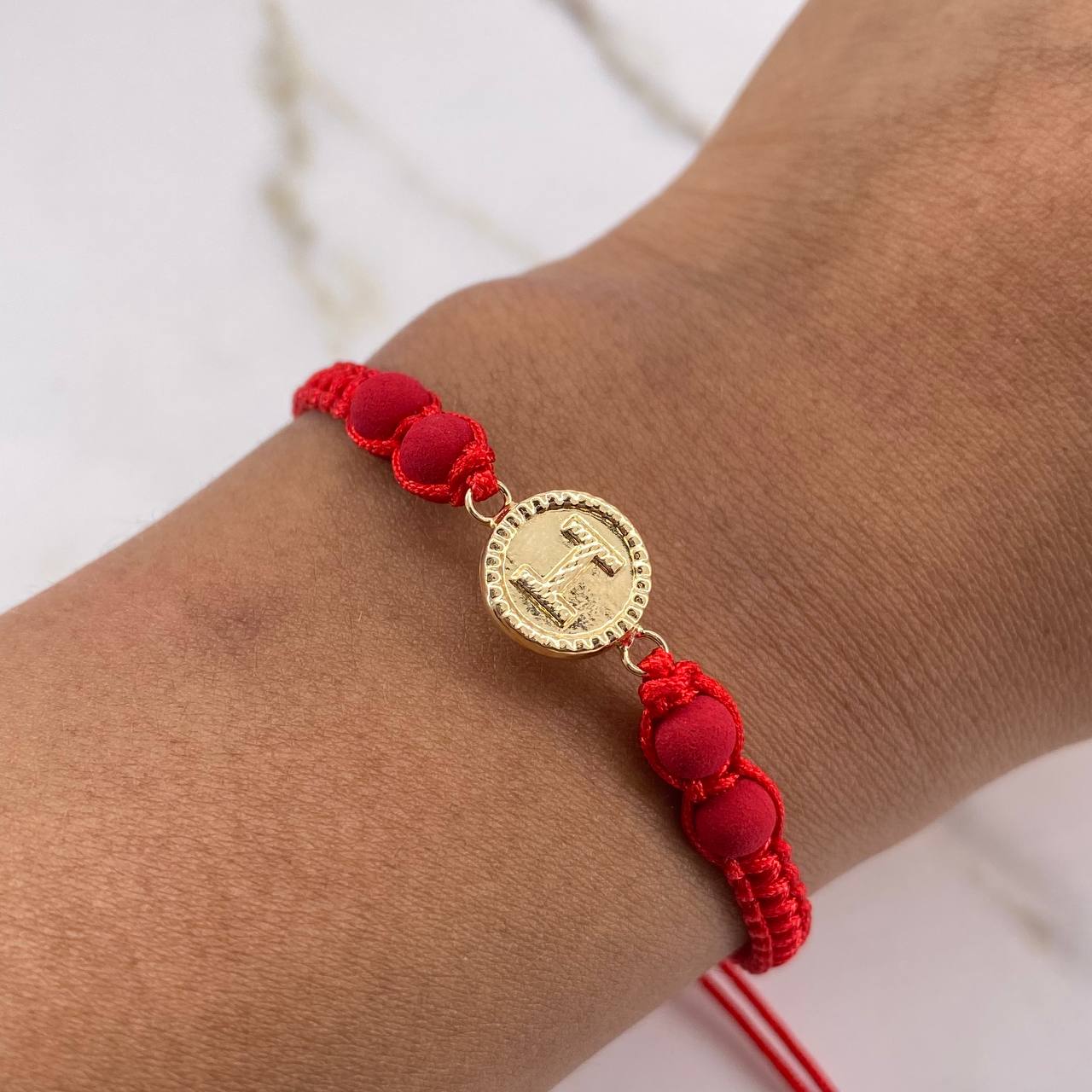 Pulsera Roja Herraje Letra I 0.55gr / 1.5cm / 5mm Troquelado Bolas Neoprenos Rojas Oro Amarillo $