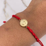 Pulsera Roja Herraje Letra C 0.55gr / 1.5cm / Troquelado Oro Amarillo $