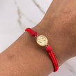 Pulsera Roja Herraje Letra J 0.55gr / 1.5cm / 5mm Troquelado Bolas Neoprenos Rojas Oro Amarillo $