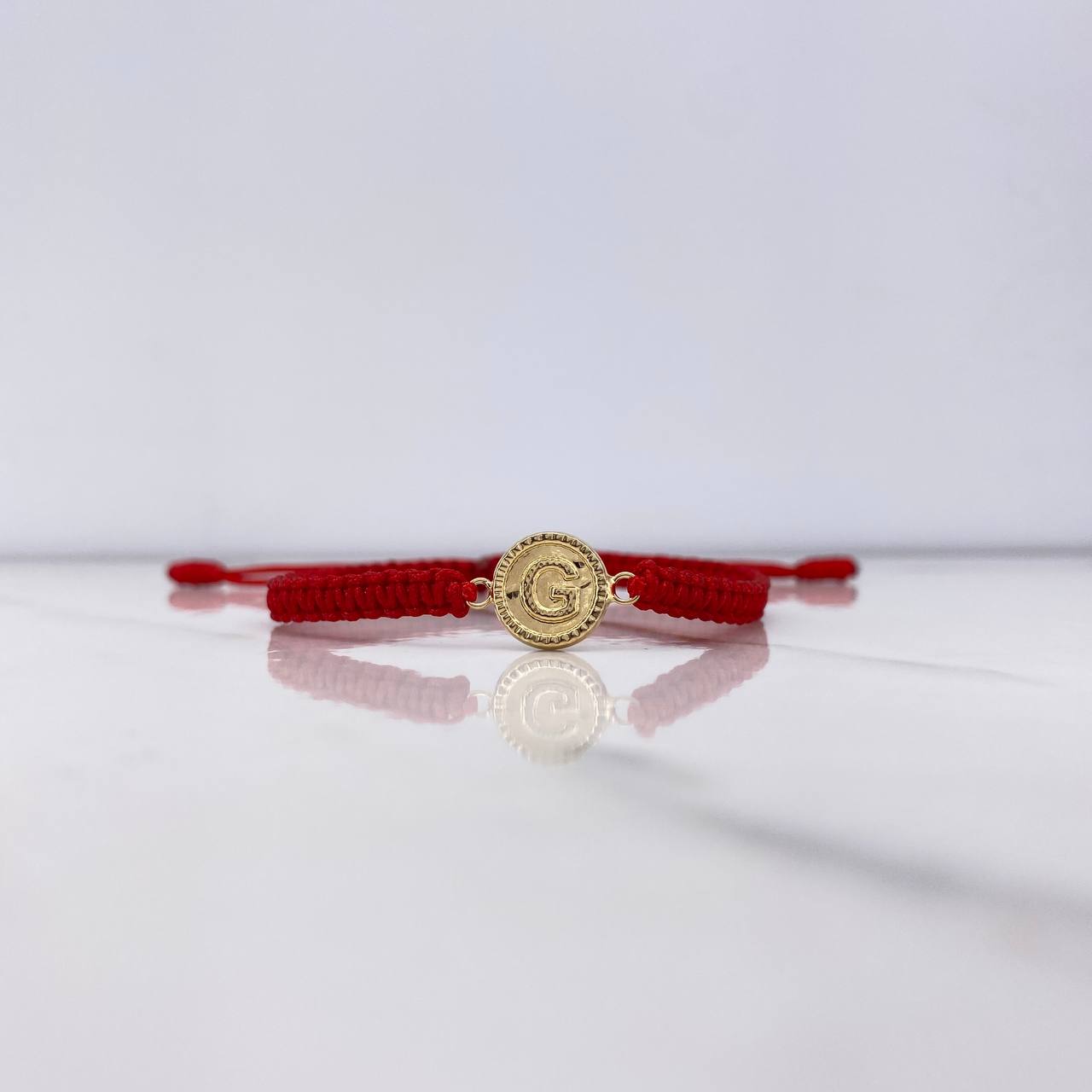 Pulsera Roja Herraje Letra G 0.55gr / 1.5cm / Troquelado Oro Amarillo $