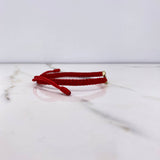 Pulsera Roja Herraje Letra G 0.55gr / 1.5cm / Troquelado Oro Amarillo $