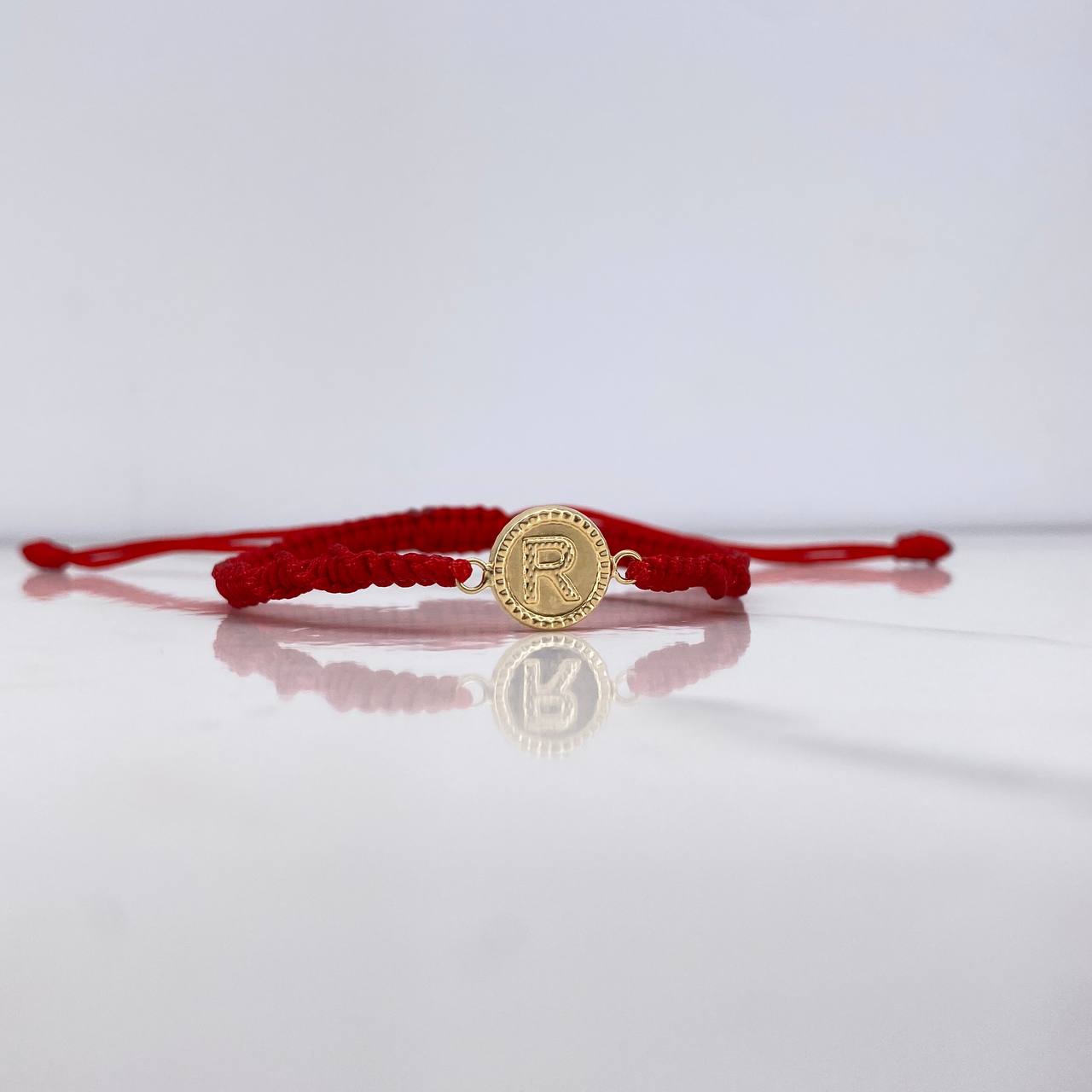 Pulsera Roja Herraje Letra R 0.55gr / 1.5cm / Troquelado Oro Amarillo $