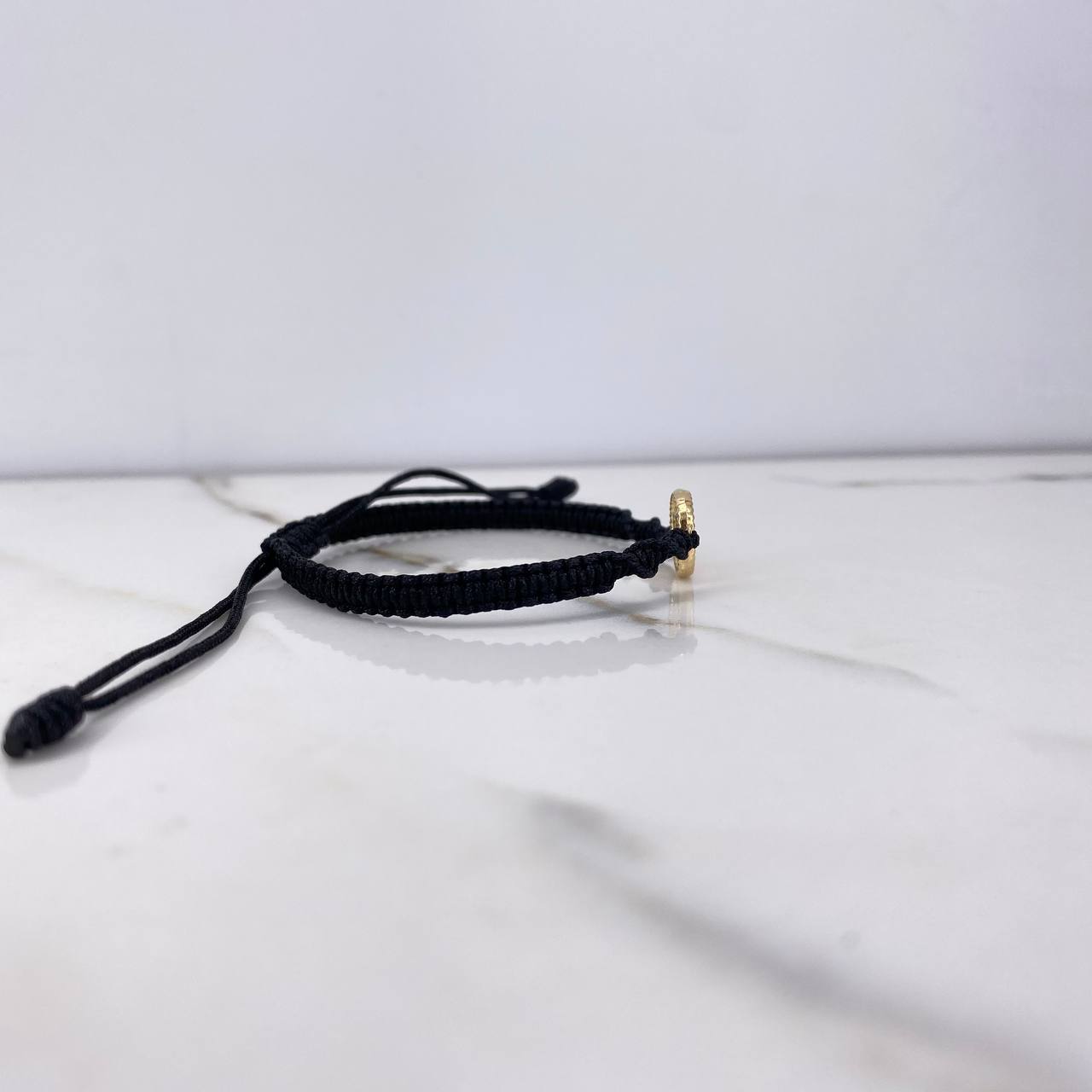 Pulsera Negra Herraje Letra R 0.55gr / 1.5cm / Troquelado Oro Amarillo $