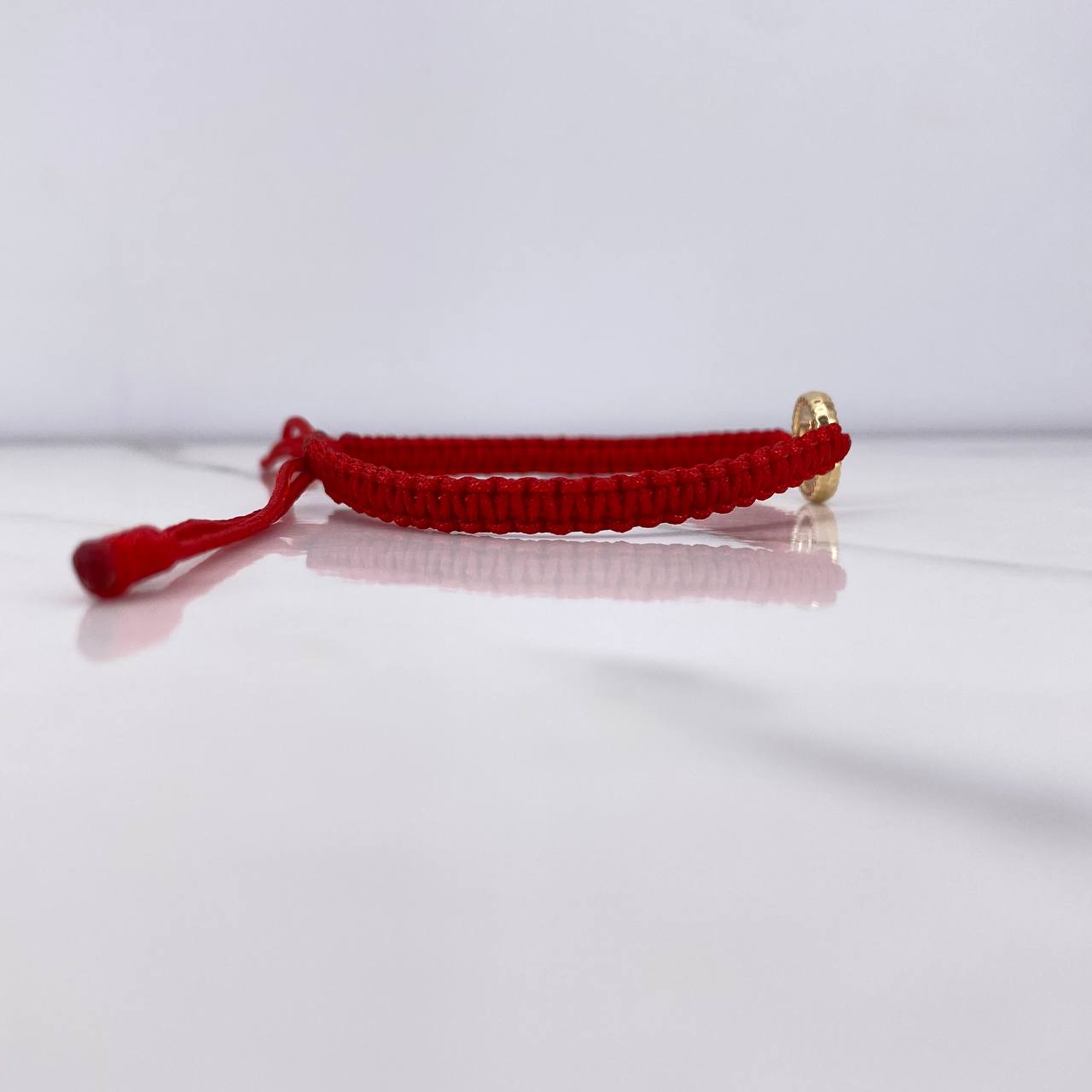 Pulsera Roja Herraje Letra D 0.55gr / 1.5cm / Troquelado Oro Amarillo $