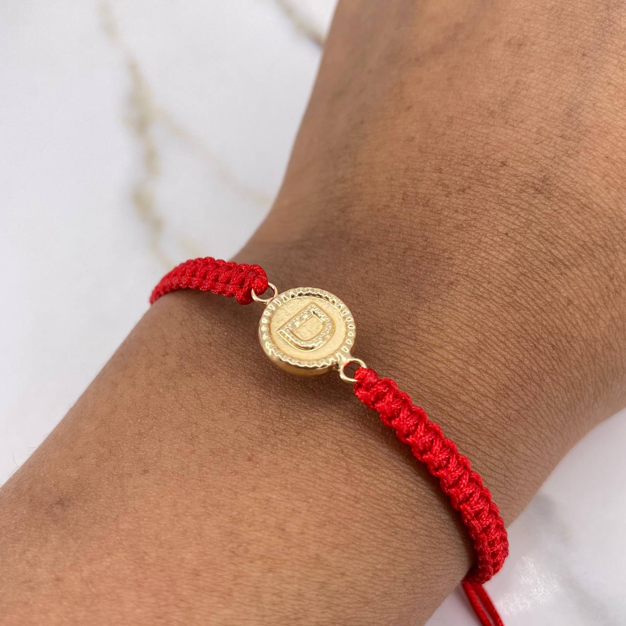 Pulsera Roja Herraje Letra D 0.55gr / 1.5cm / Troquelado Oro Amarillo $