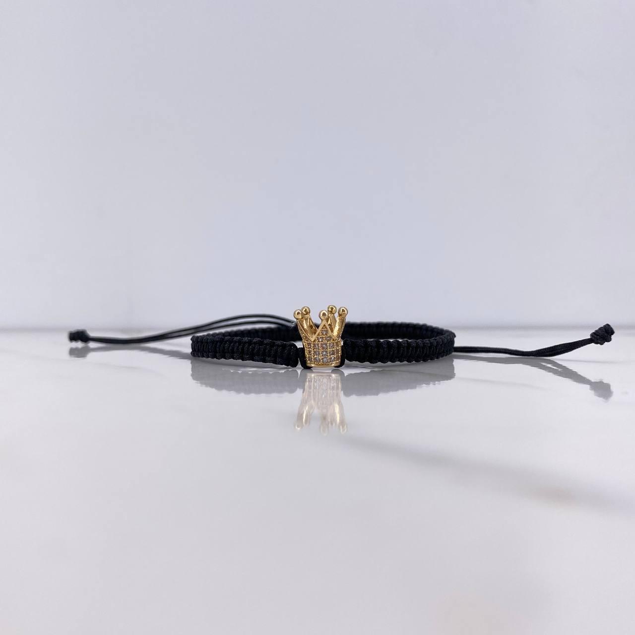 Pulsera Negra Corona 1.75gr / 1cm / Circones Blancos Oro Amarillo $