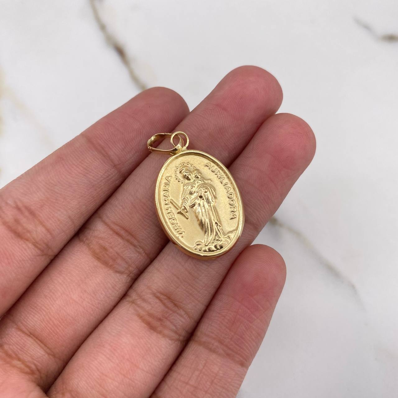 Dije Virgen Auxiliadora 1.7gr / 3.1cm / Troquelado Oro Amarillo &