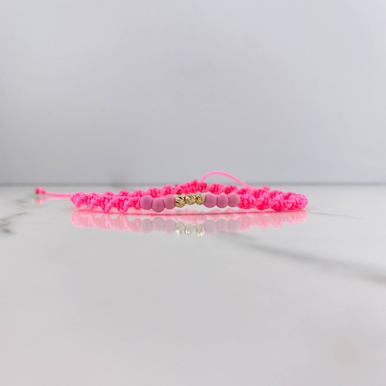 Pulsera Rosada Bolas Diamantadas 0.25gr / 3mm Neoprenos Rosados Oro Amarillo $